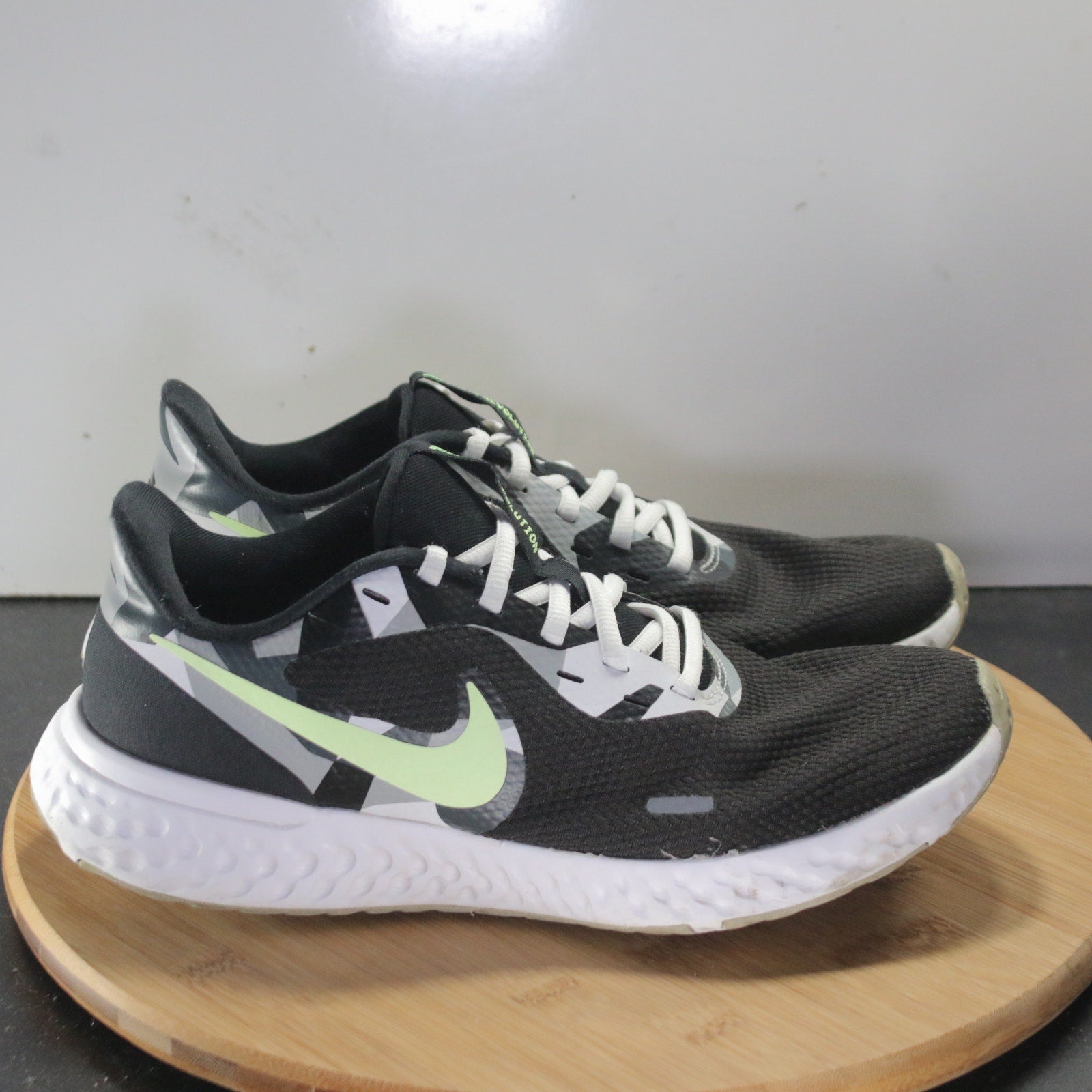 Nike Revolution 5 Low Size 8 Mens 008530 Black White Runnning Athletic Sneakers