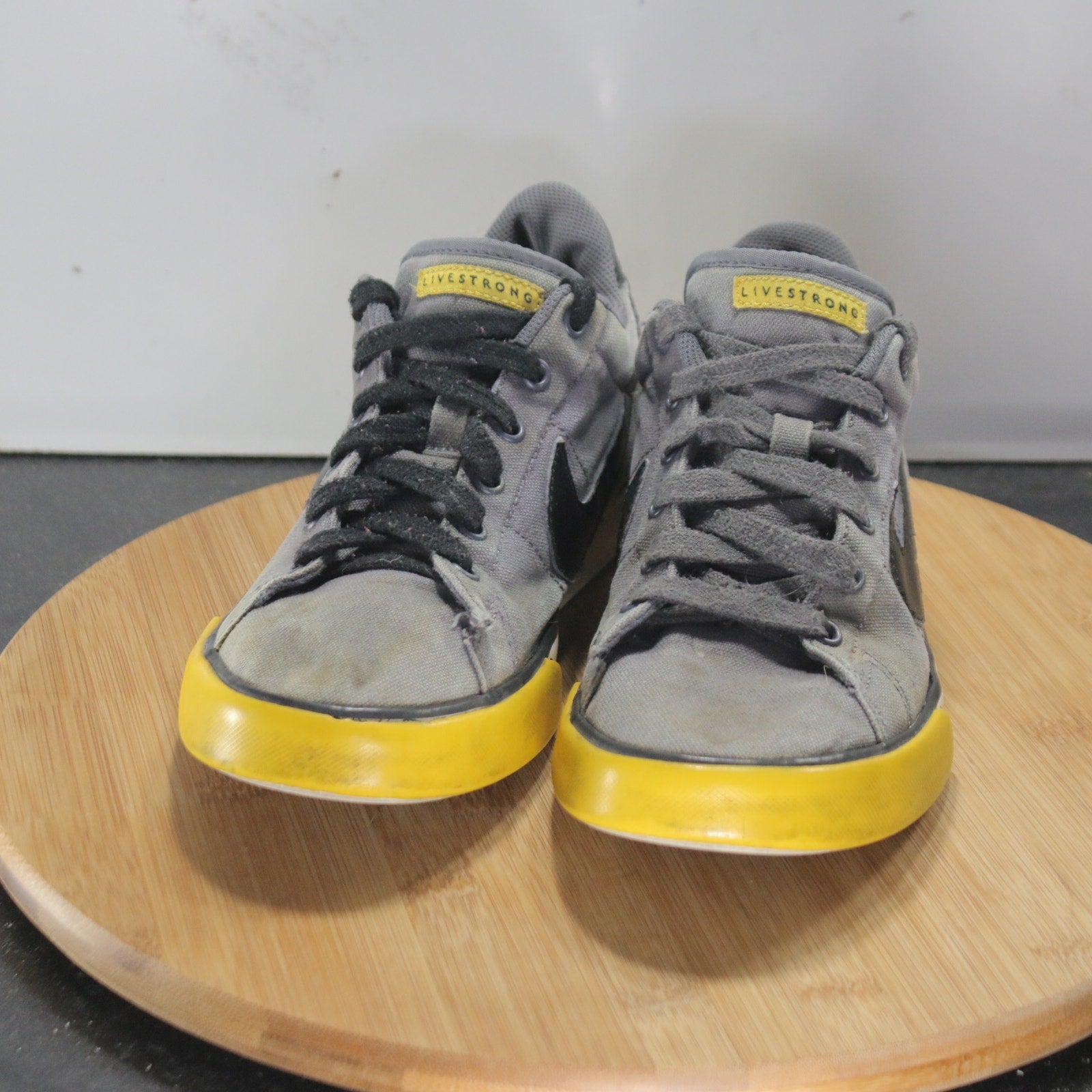 Nike Livestrong Sz 6.5 Youth=8Womens 008735 Black Gray Yellow Casual Sneakers