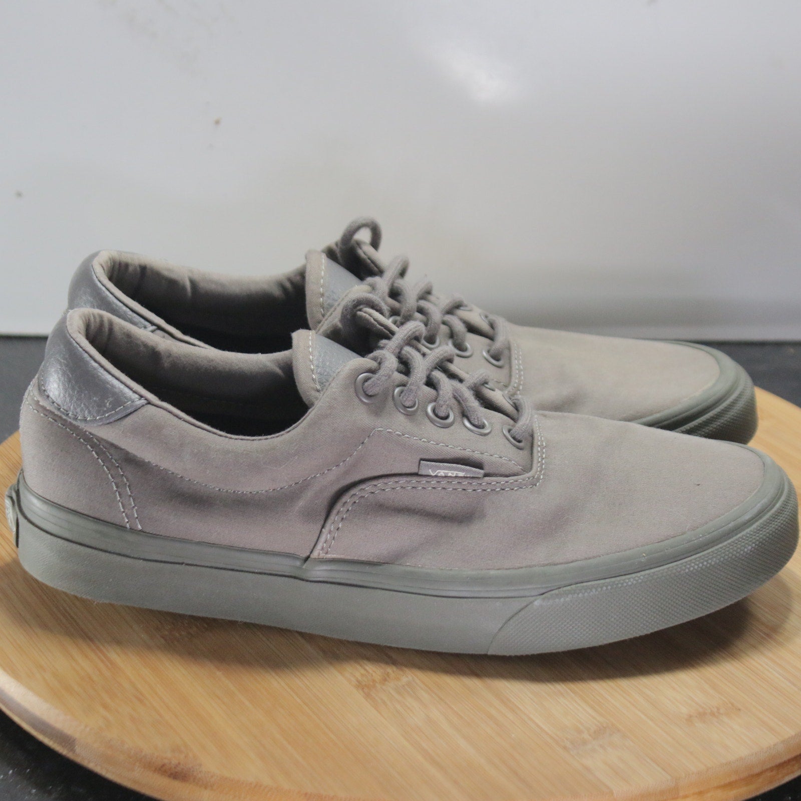 VANS Classic Low Sz 8 Womens 008720 Olive Green Skateboarding Sneakers Shoes