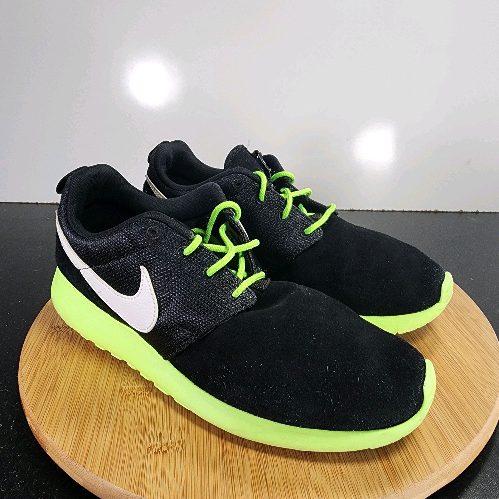 Nike Roshe One Sz 6.5 Youth=7.5Womens 009378 Black White Green Running Sneakers