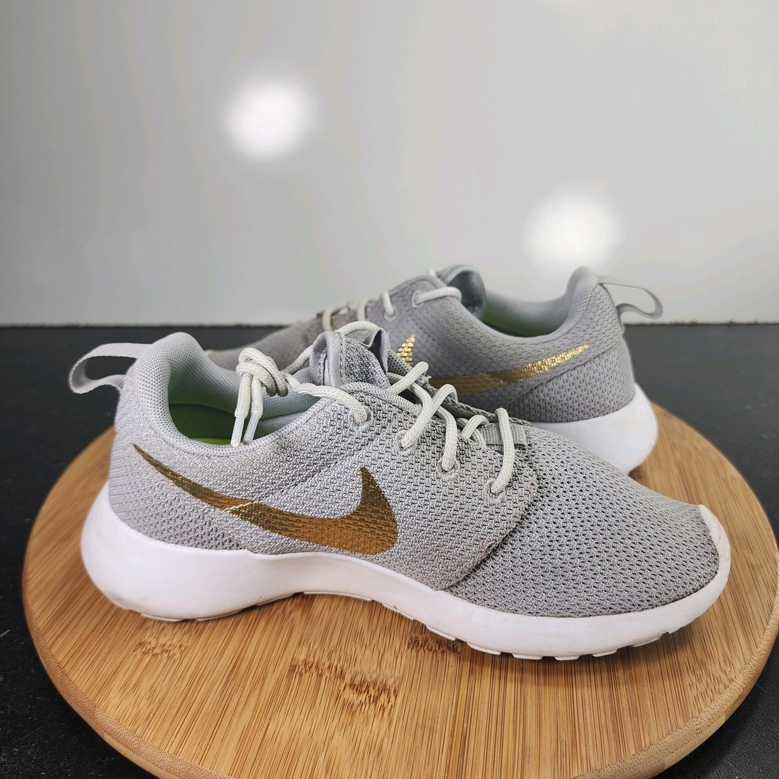 Women's Nike Roshe Run Low Sz 5 010183 Grey Gold Running Training Sneakers Shoes