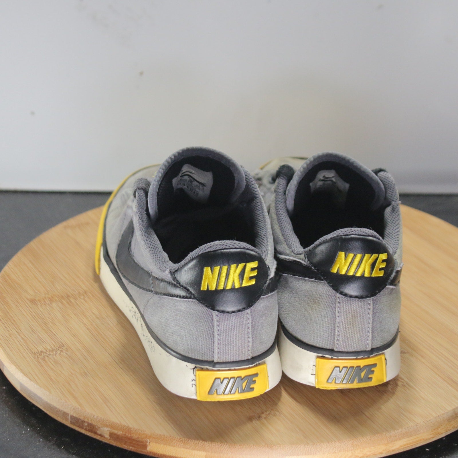 Nike Livestrong Sz 6.5 Youth=8Womens 008735 Black Gray Yellow Casual Sneakers