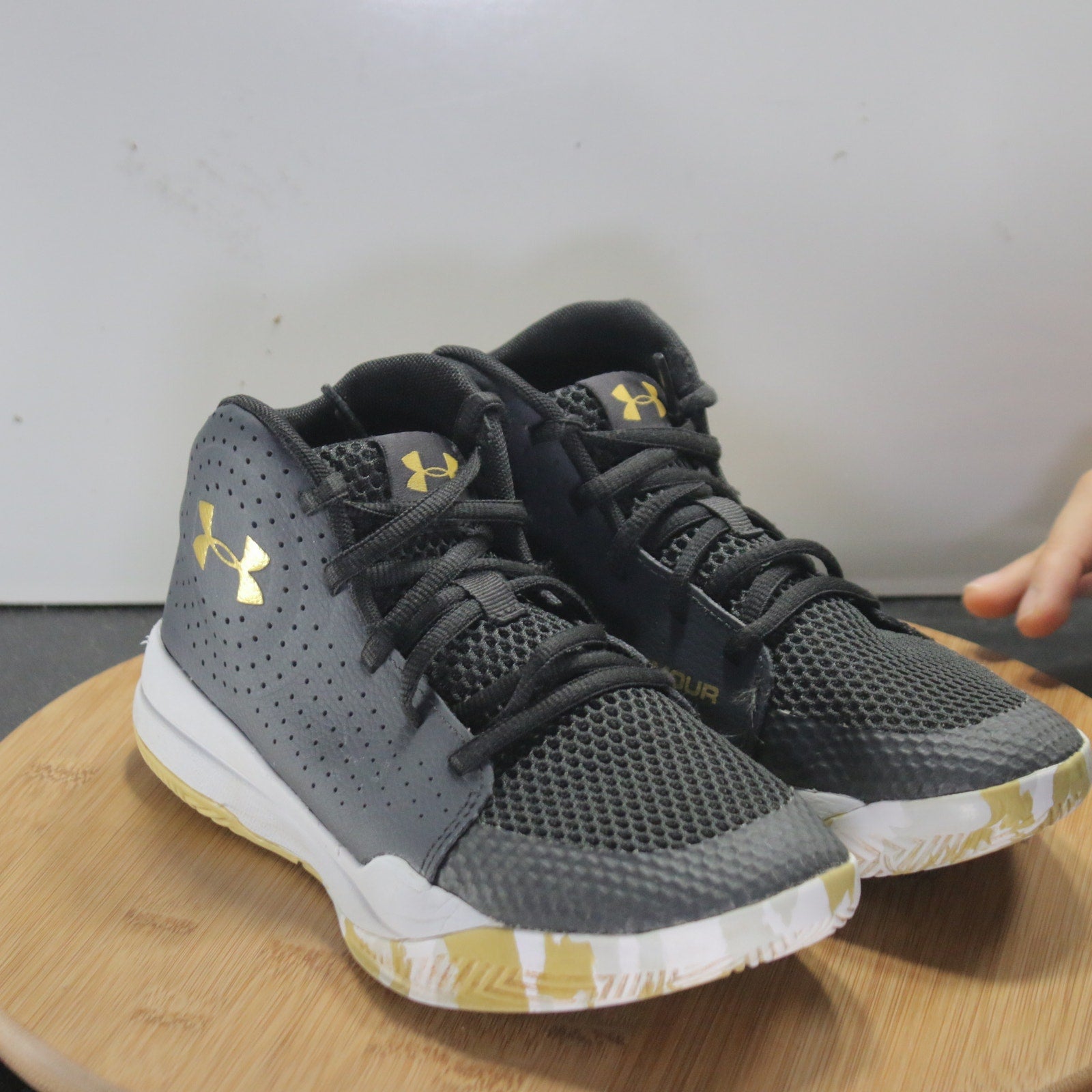 Under Armour Jet 2019 Low Size 8 Womens 008521 Black Gold Basketball Sneakers