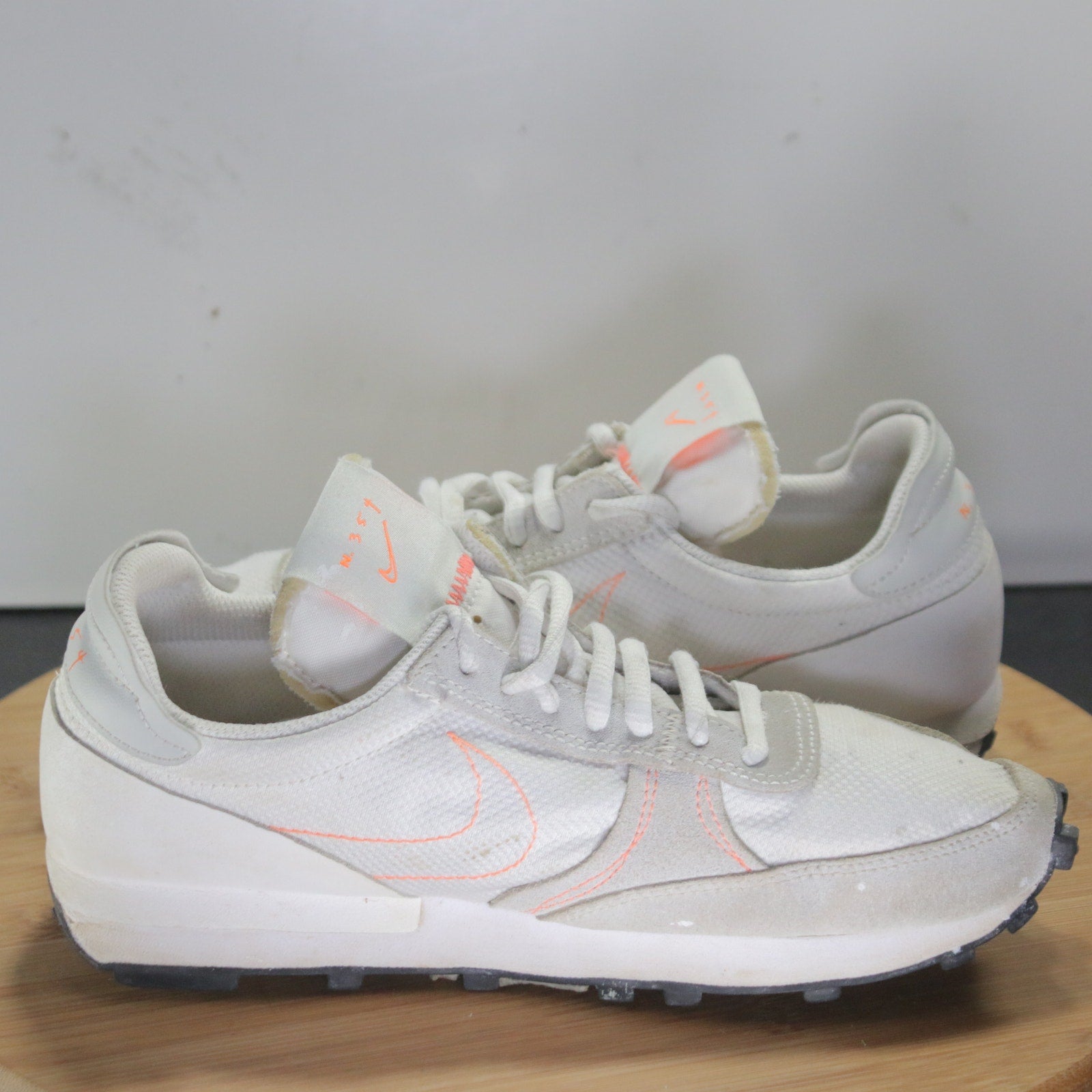 Nike Daybreak Type Low Sz 6.5 Womens 008183 White Hyper Crimson Running Sneakers