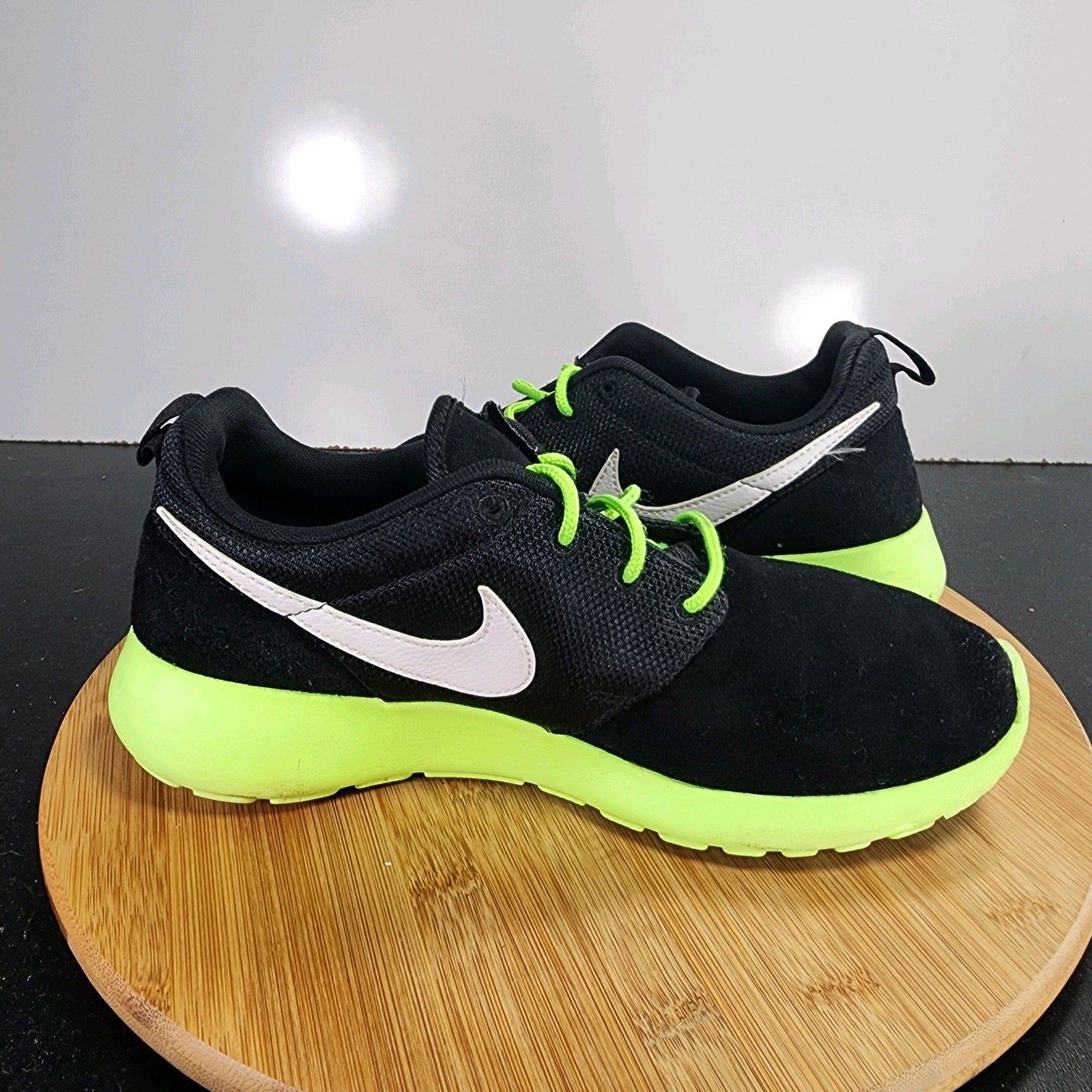 Nike Roshe One Sz 6.5 Youth=7.5Womens 009378 Black White Green Running Sneakers