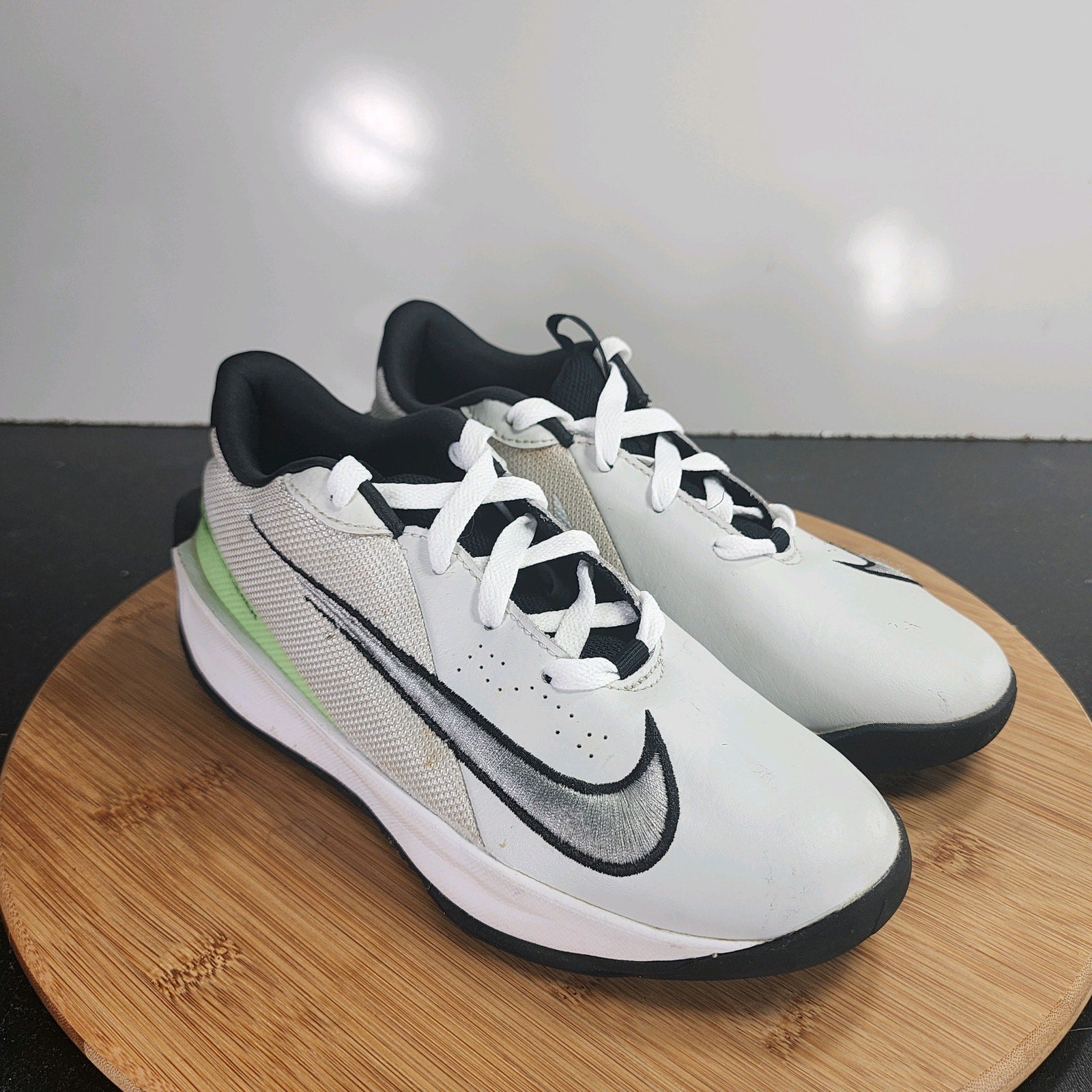 Big Kids Nike Team Hustle Quick Low Sz 4 010028 White Mesh Basketball Sneakers