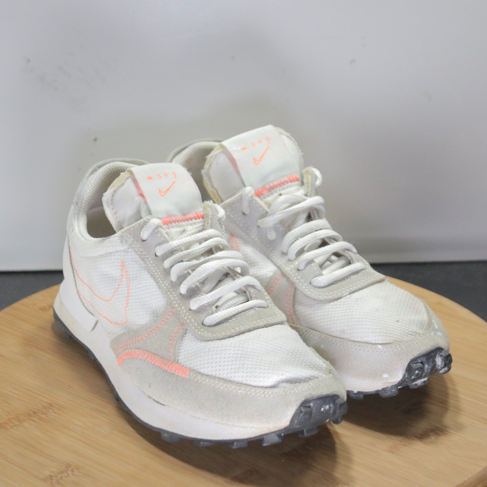 Nike Daybreak Type Low Sz 6.5 Womens 008183 White Hyper Crimson Running Sneakers