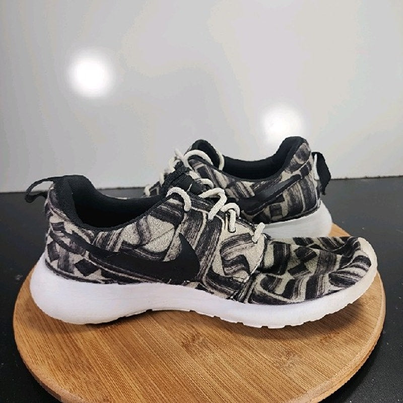 Nike Roshe One Low Sz 9.5 Womens 009032 Black White Print Running Sneakers Shoes