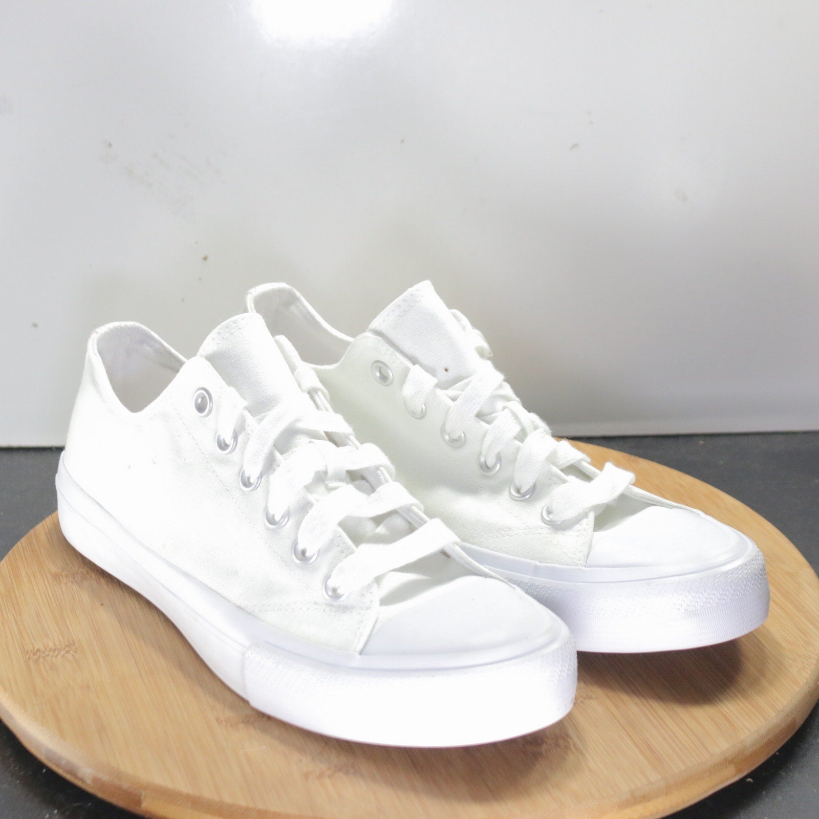 No Boundaries Low Size 10 Womens 008293 Triple White Casual Sneakers Shoes