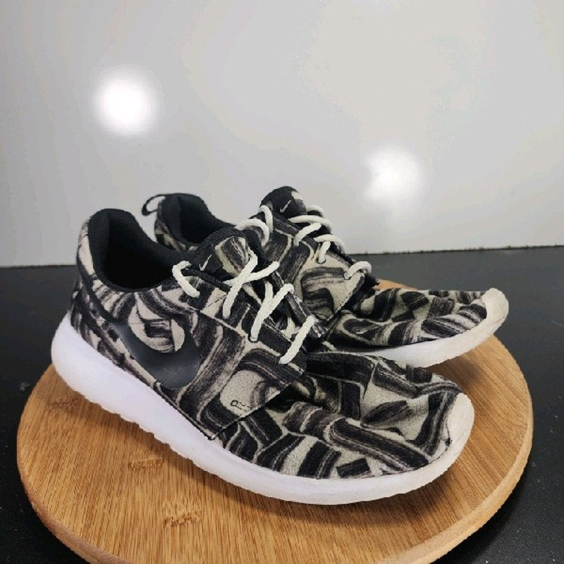 Nike Roshe One Low Sz 9.5 Womens 009032 Black White Print Running Sneakers Shoes