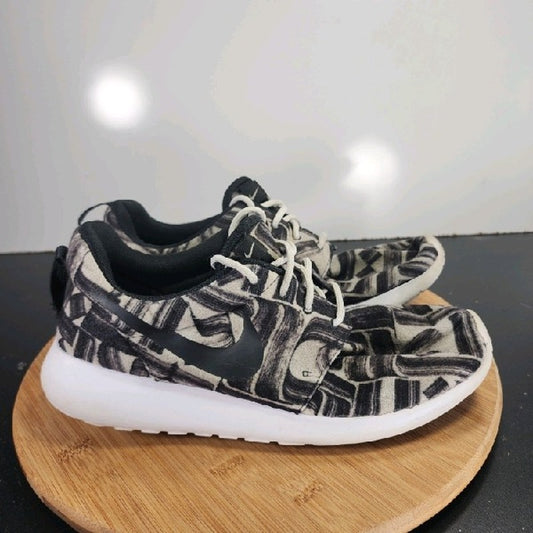 Nike Roshe One Low Sz 9.5 Womens 009032 Black White Print Running Sneakers Shoes