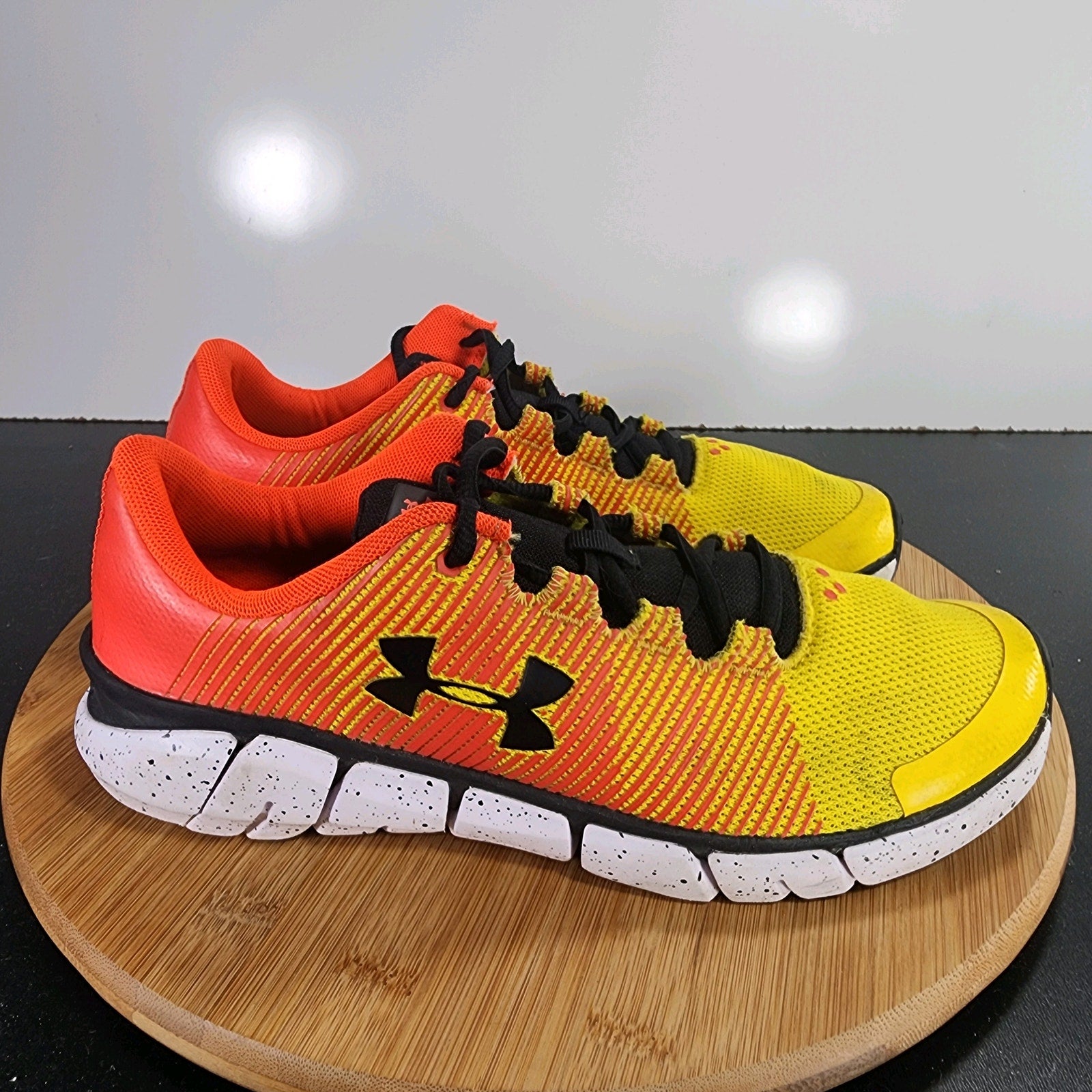 Under Armour Level X Sz 7 Youth=8.5Womens 009385 Orange Yellow Running Sneakers