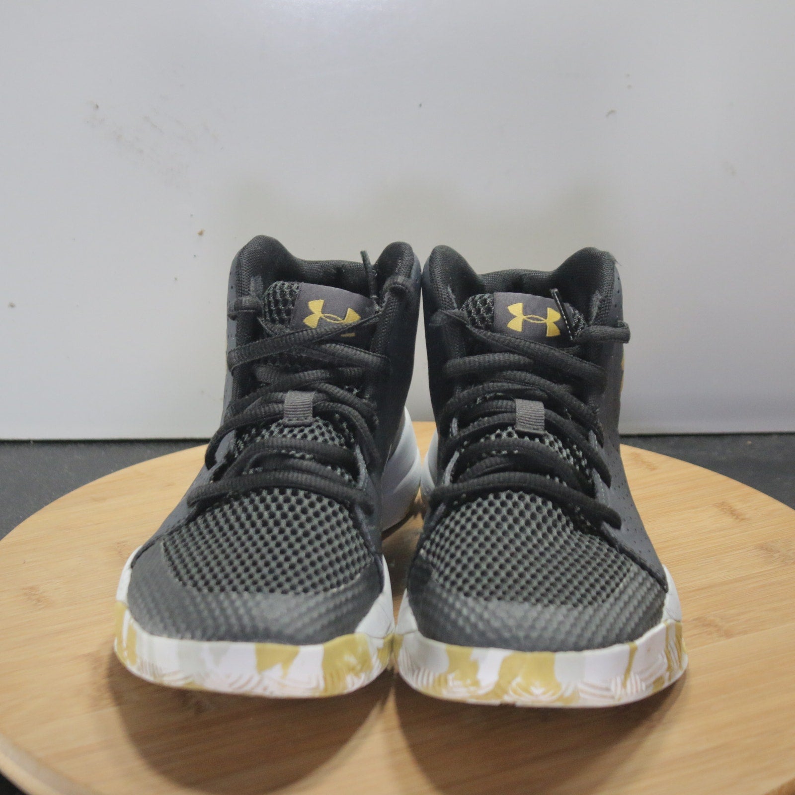 Under Armour Jet 2019 Low Size 8 Womens 008521 Black Gold Basketball Sneakers