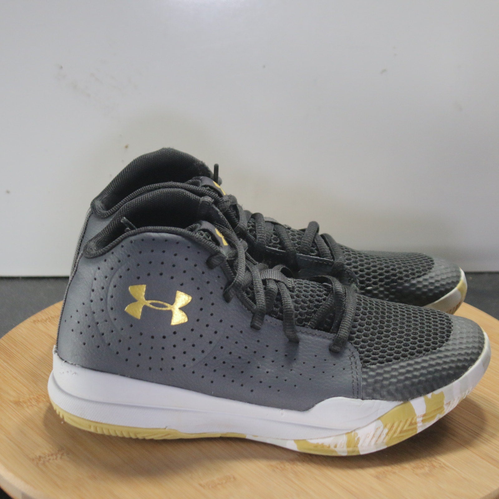 Under Armour Jet 2019 Low Size 8 Womens 008521 Black Gold Basketball Sneakers