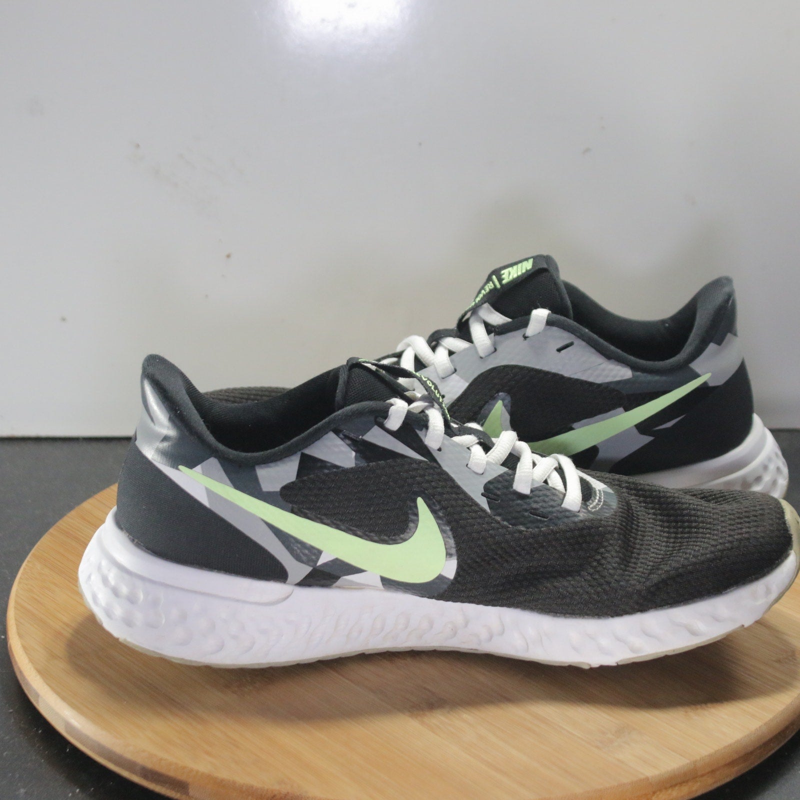 Nike Revolution 5 Low Size 8 Mens 008530 Black White Runnning Athletic Sneakers