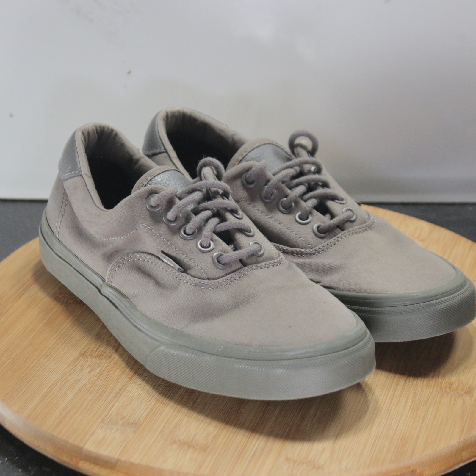 VANS Classic Low Sz 8 Womens 008720 Olive Green Skateboarding Sneakers Shoes