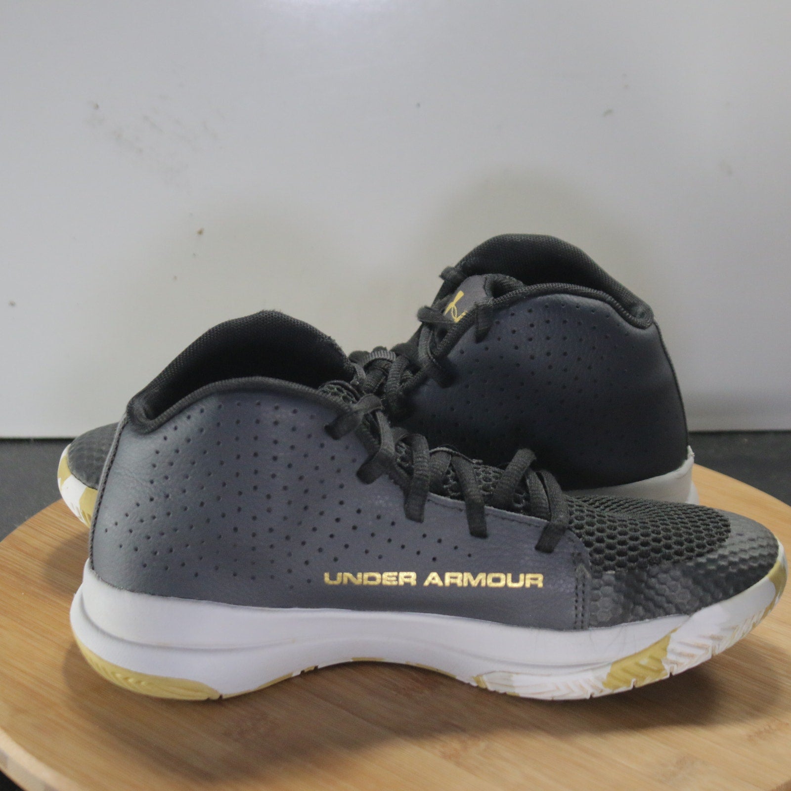 Under Armour Jet 2019 Low Size 8 Womens 008521 Black Gold Basketball Sneakers