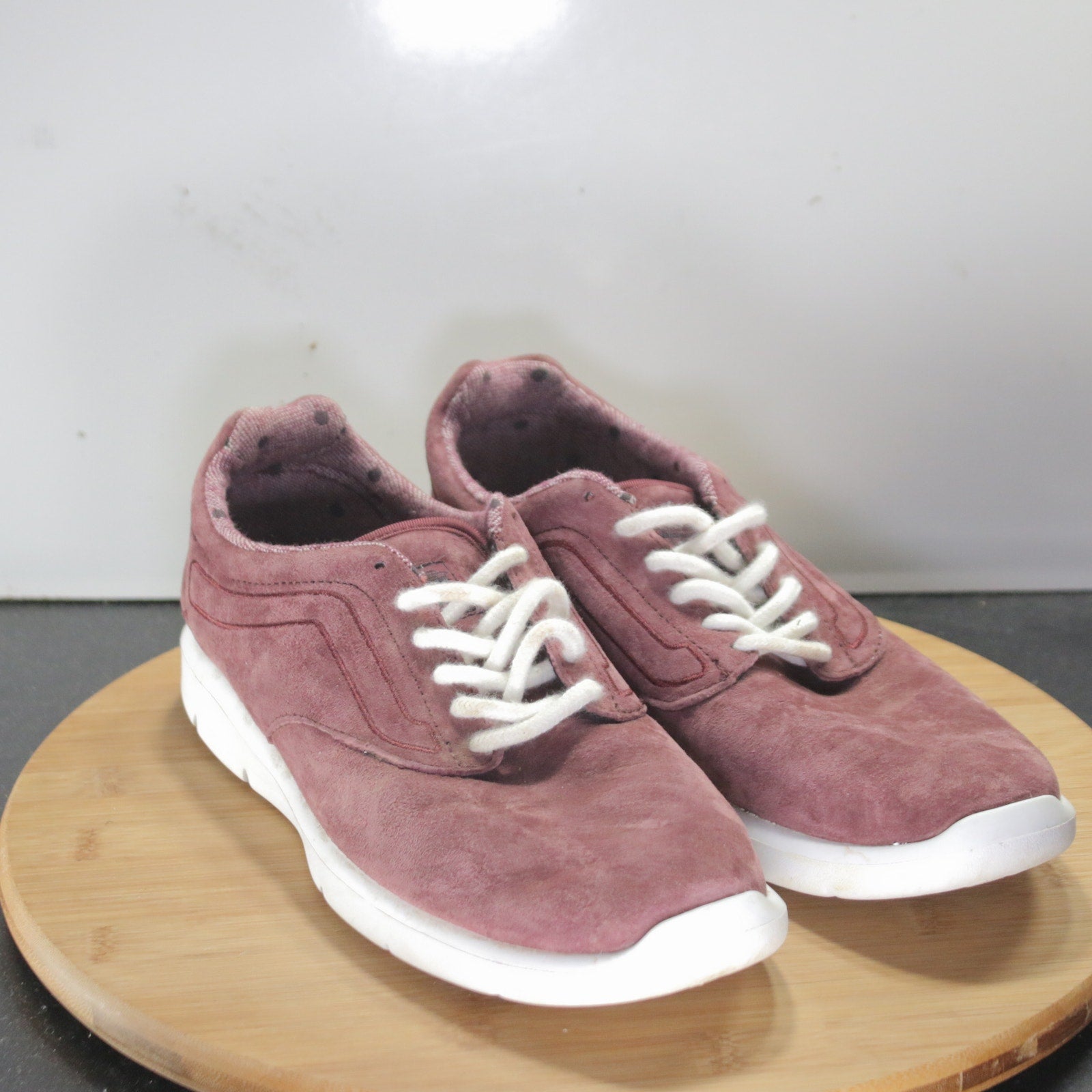 VANS Ultracush Low Size 9.5 Womens 008392 Burgundy White Skateboarding Sneakers