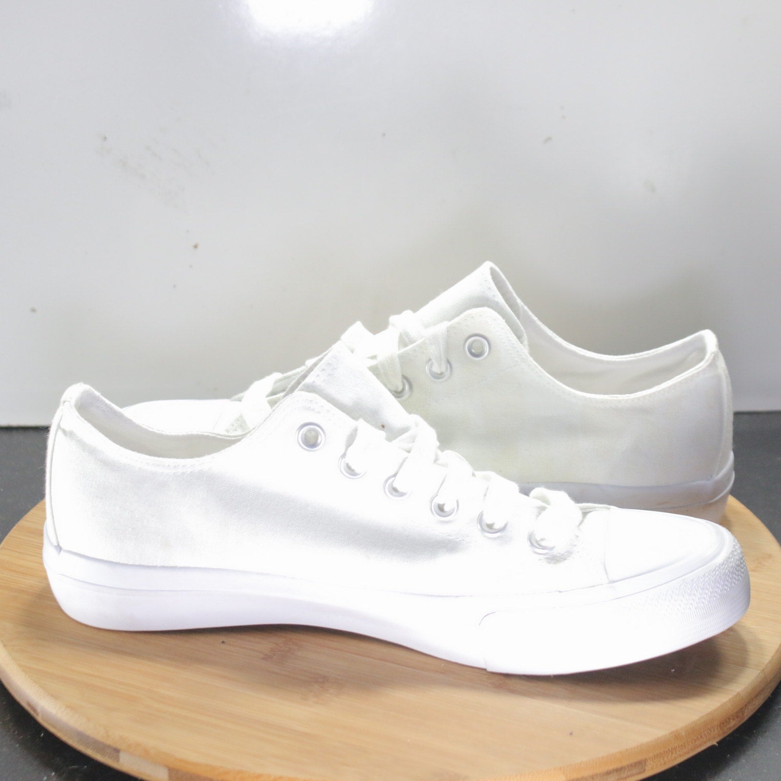 No Boundaries Low Size 10 Womens 008293 Triple White Casual Sneakers Shoes