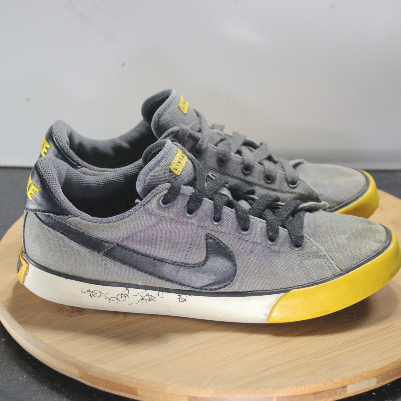 Nike Livestrong Sz 6.5 Youth=8Womens 008735 Black Gray Yellow Casual Sneakers