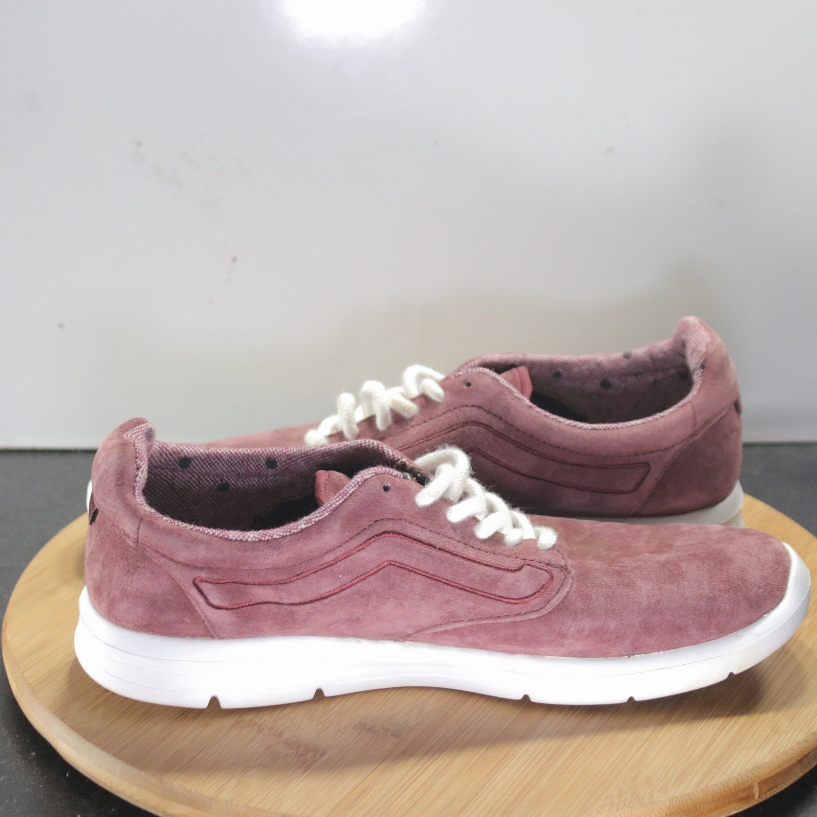 VANS Ultracush Low Size 9.5 Womens 008392 Burgundy White Skateboarding Sneakers