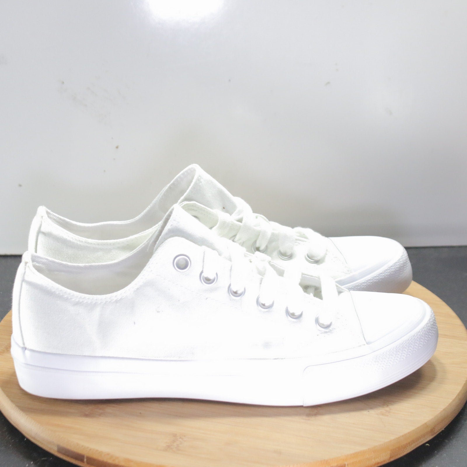 No Boundaries Low Size 10 Womens 008293 Triple White Casual Sneakers Shoes